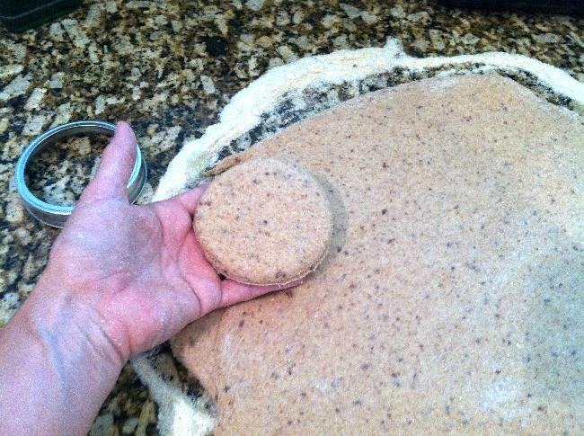 Cutting muffin rounds